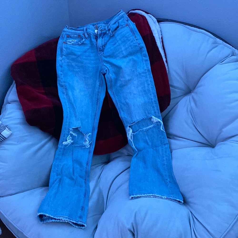 These are a size 00 in women’s and American eagle wide jeans with holes at knee.